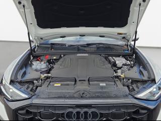 Audi Q8 S line – image 18 of 21