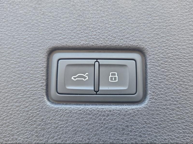 Audi Q8 S line – image 12 of 21