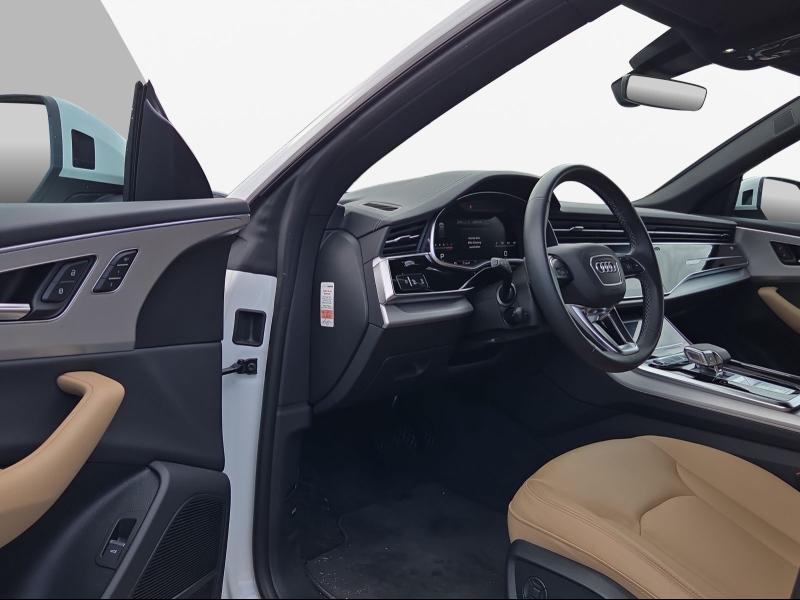 Audi Q8 S line – image 14 of 21