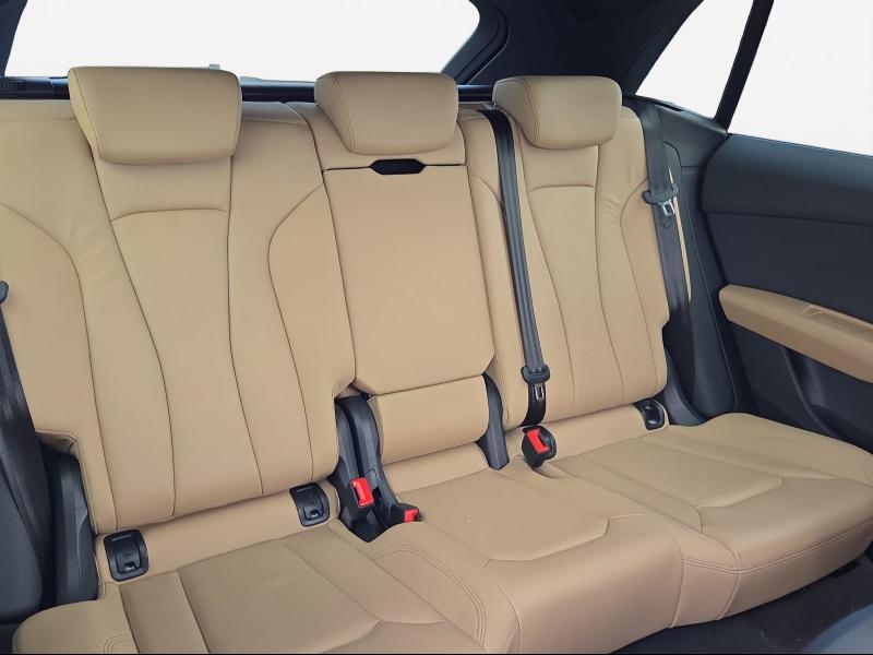 Audi Q8 S line – image 16 of 21