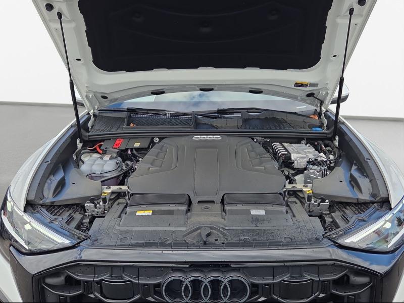 Audi Q8 S line – image 18 of 21