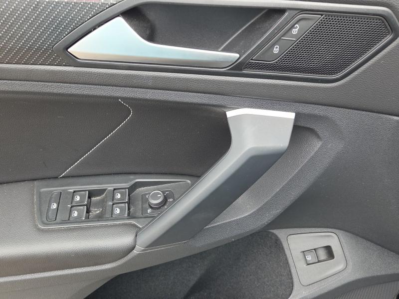 Volkswagen Tiguan R-Line – image 14 of 16