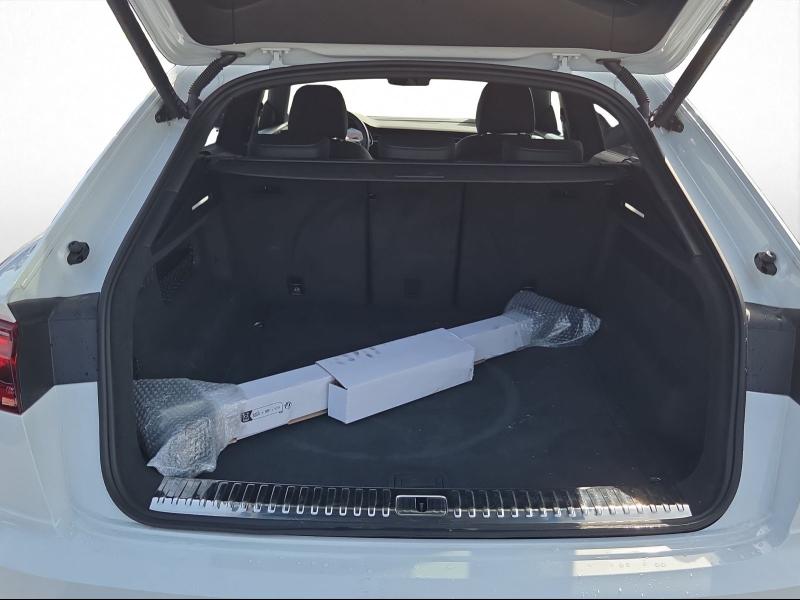 Audi Q8 S line – image 11 of 22