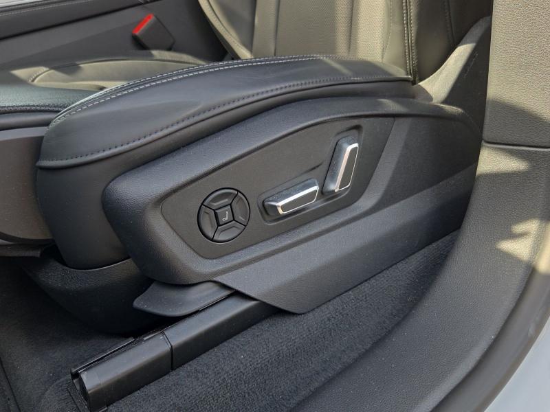 Audi Q8 S line – image 15 of 22