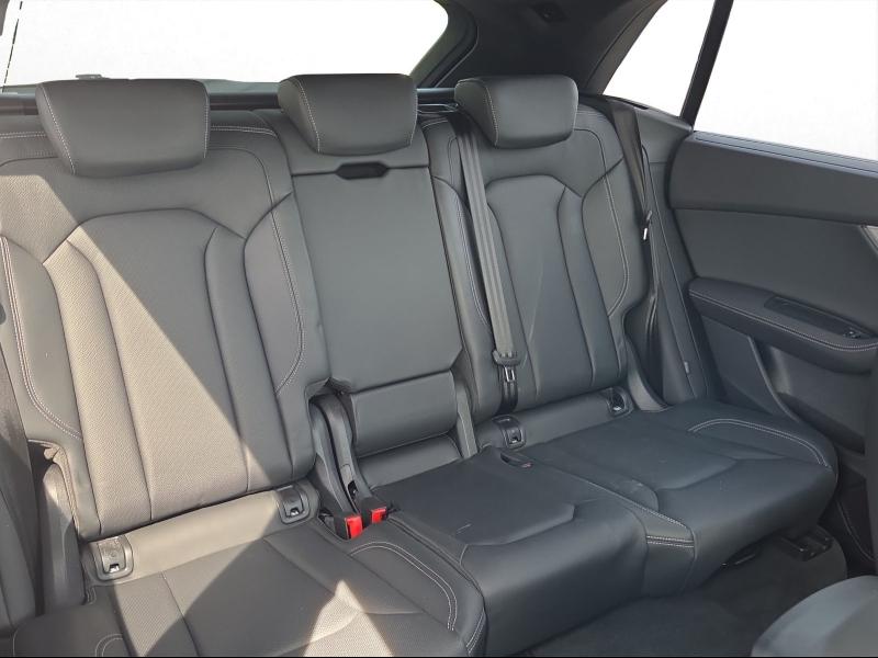 Audi Q8 S line – image 16 of 22