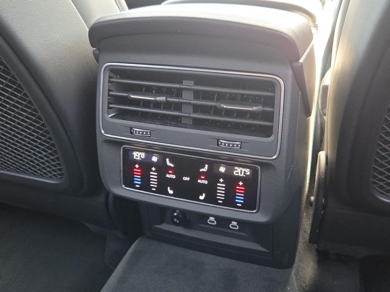 Audi Q8 S line – image 17 of 22