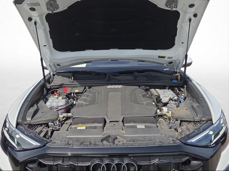 Audi Q8 S line – image 18 of 22
