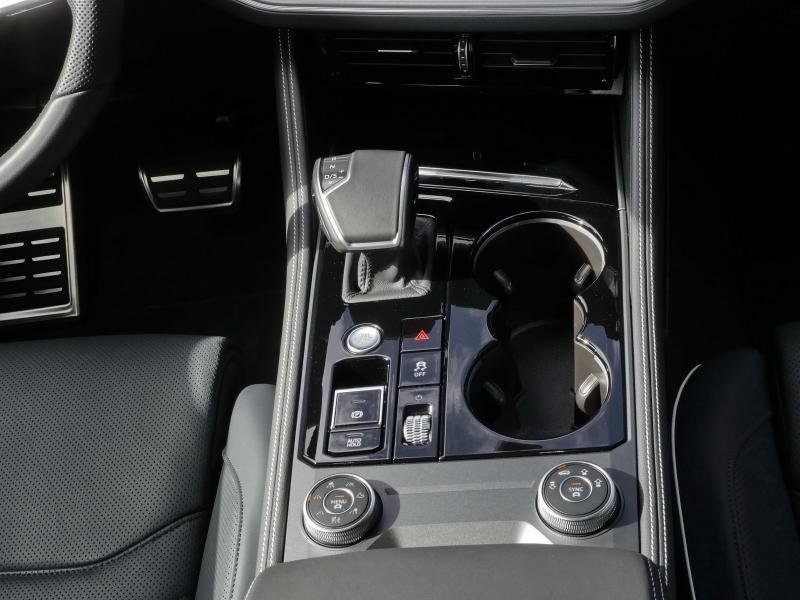 Volkswagen Touareg R-Line – image 7 of 25