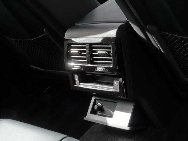 Volkswagen Touareg R-Line – image 17 of 25