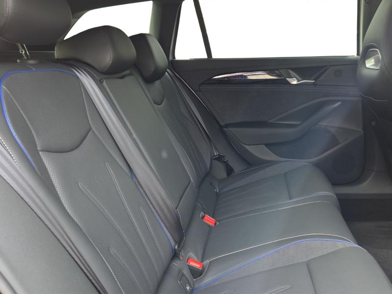 Volkswagen Passat Variant R-Line – image 16 of 17