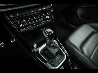 Volkswagen T-Roc R-Line – image 15 of 25