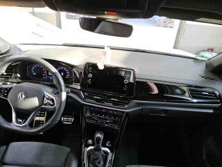 Volkswagen T-Roc R-Line – image 5 of 8
