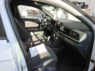 Volkswagen T-Roc R-Line – image 6 of 8