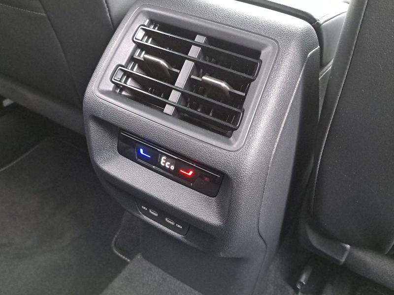 Volkswagen Tiguan R-Line – image 17 of 24