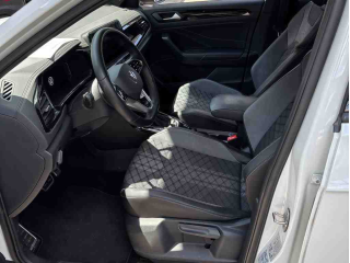 Volkswagen T-Roc R-Line – image 6 of 7