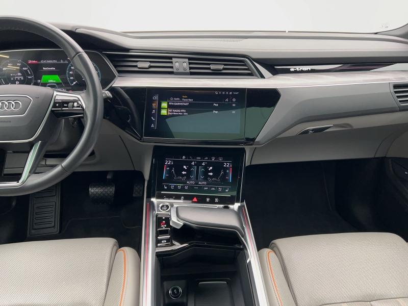 Audi Q8 e-tron S line – image 7 of 17