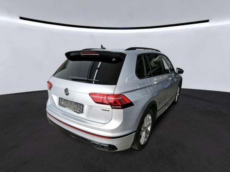 Volkswagen Tiguan R-Line – image 2 of 2