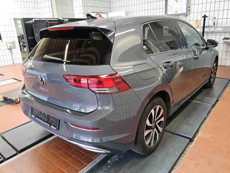 Volkswagen Golf Active – image 2 of 8
