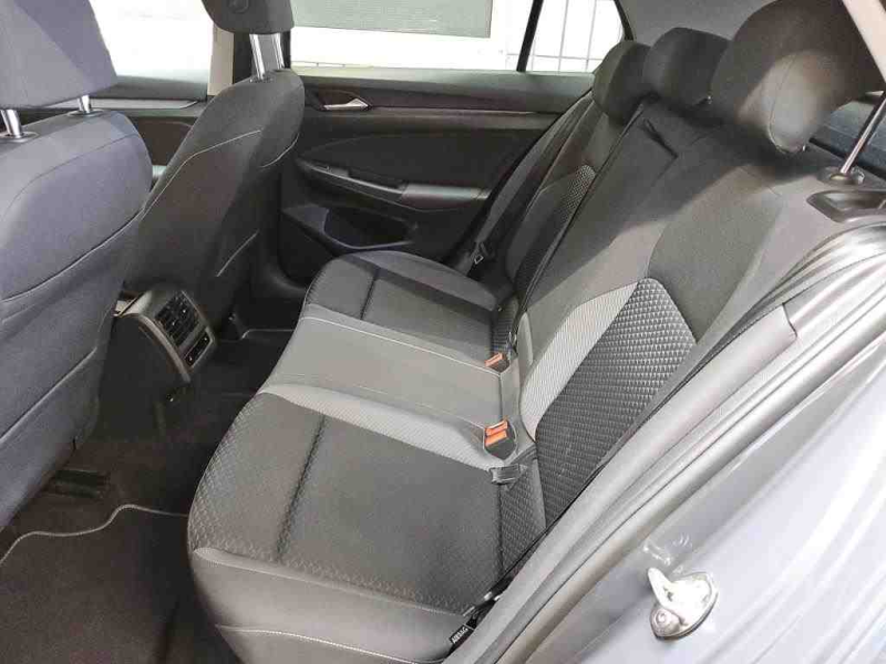 Volkswagen Golf Active – image 7 of 8