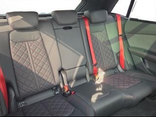 Audi Q8 S line – image 16 of 21