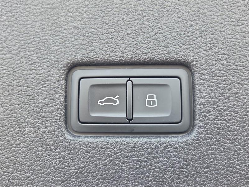 Audi Q8 S line – image 12 of 21