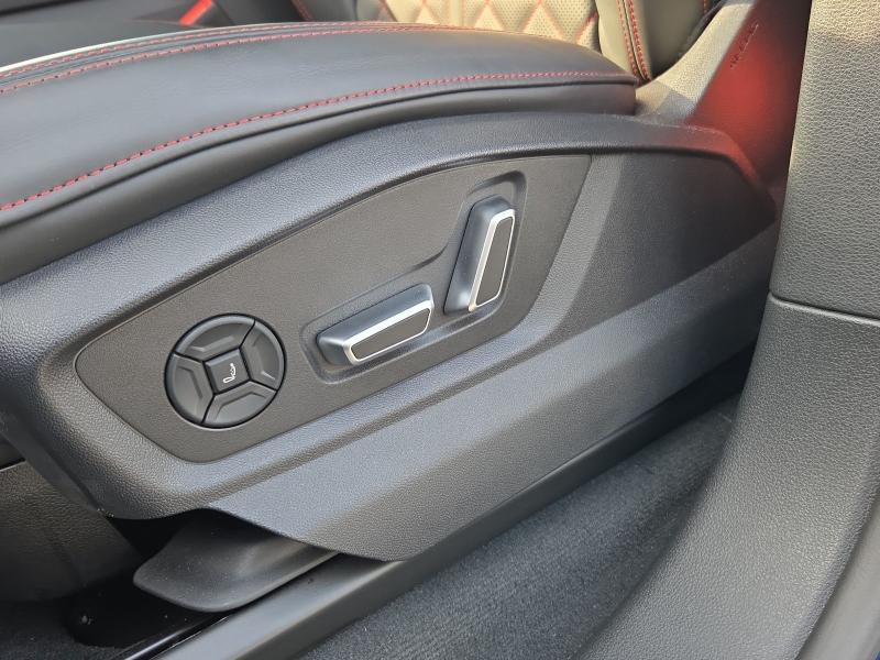 Audi Q8 S line – image 15 of 21