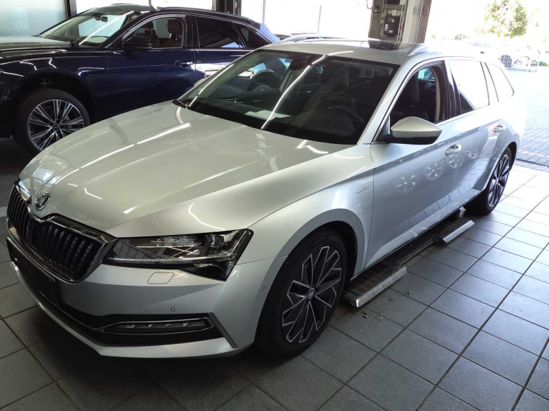 Škoda Superb – image 1 of 8