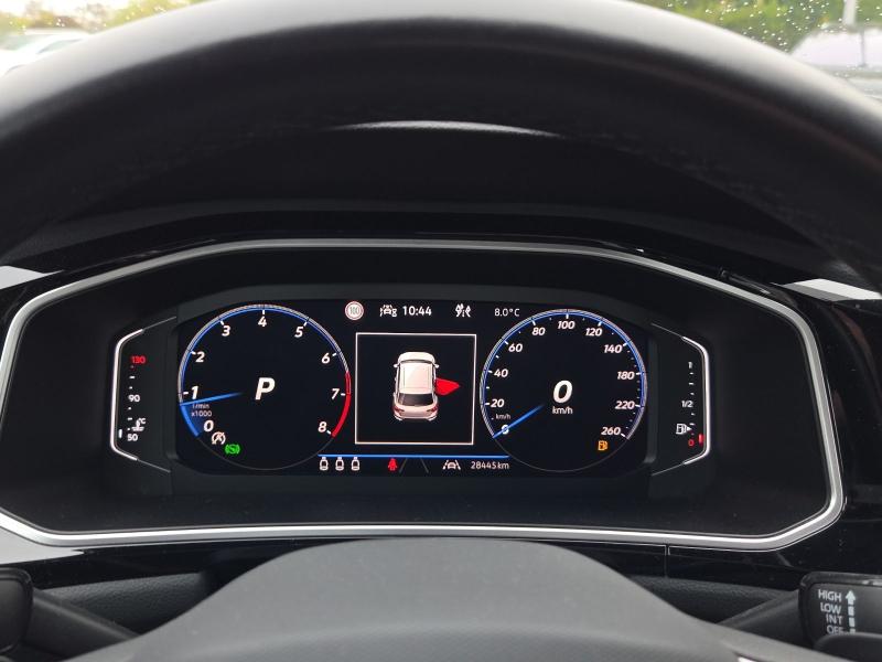 Volkswagen T-Roc R-Line – image 9 of 15