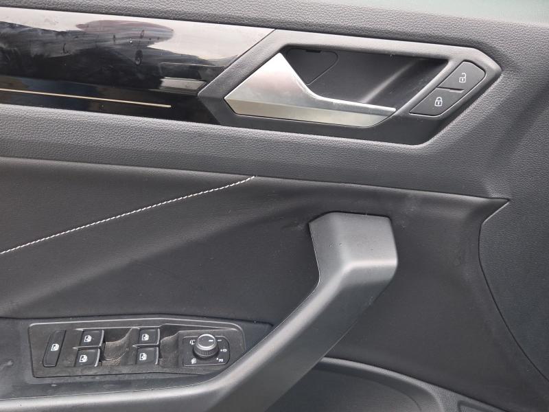 Volkswagen T-Roc R-Line – image 13 of 15