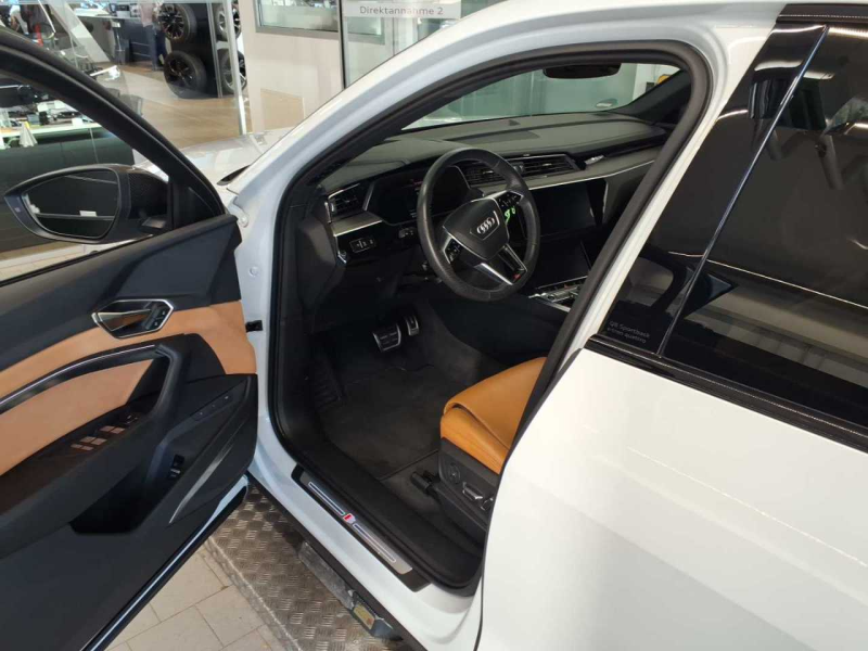 Audi Q8 Sportback e-tron S line – image 6 of 8